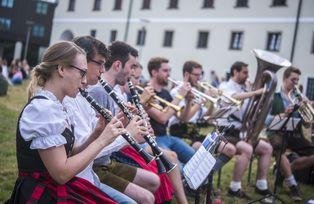 Die Ohrwaschlschinder sorgten für fröhliche, bayerische Musikbegleitung auf der Innwiese