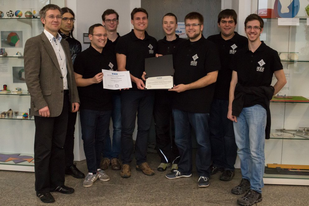 &Uuml;ber die Auszeichnungen freuen sich Prof. Dr. Oliver Amft (von links) sowie Alexander B&ouml;hm, Philip Huppert, Florian Heck, Thomas Stieglmaier, Stephan Lukasczyk, Florian Sattler, Peter Dahlberg und Thomas Ziegler von IEEE Student Branch Passau.