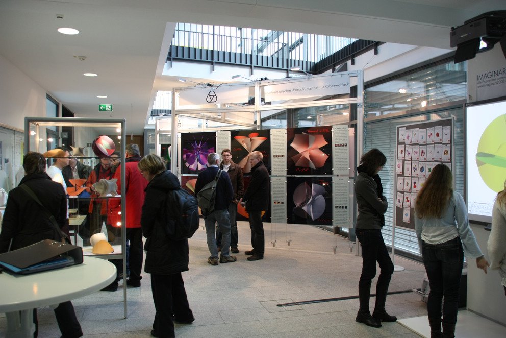 Die Ausstellung "Imaginary 2008" beeindruckte nicht nur die Sch&uuml;lerinnen und Sch&uuml;ler ...
... sondern auch "gestandene" Lehrerinnen und Lehrer beim Tag der Mathematik an der Universit&auml;t Passau.