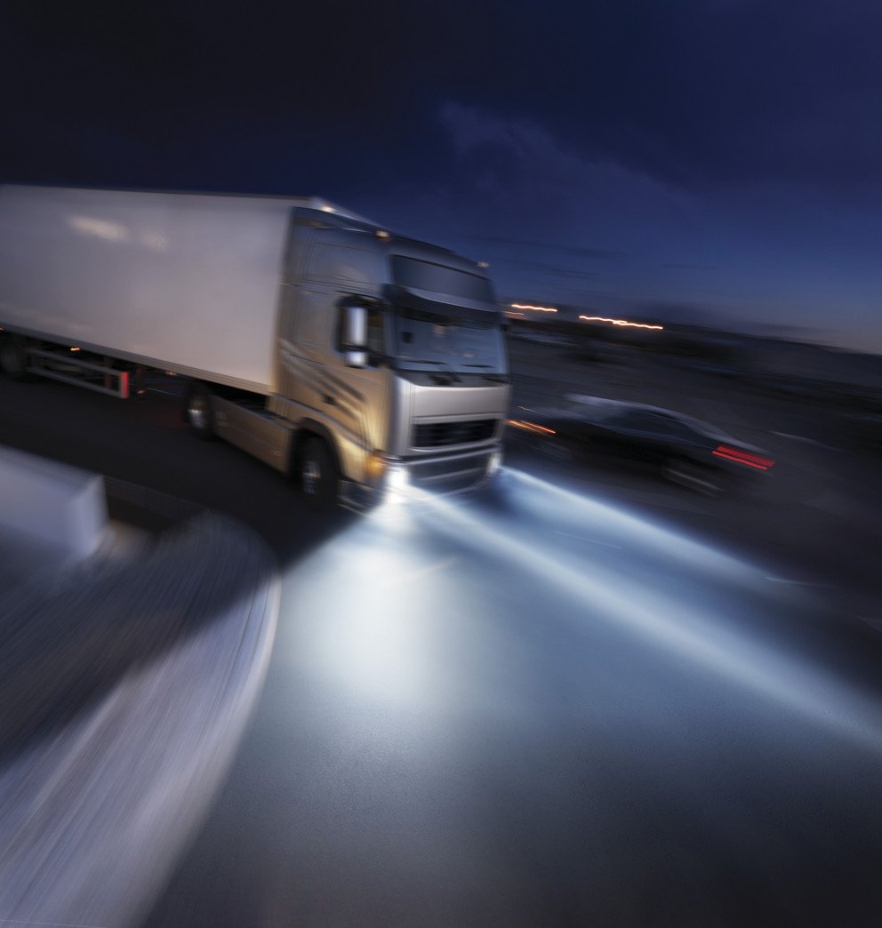 Die Bilder zeigen Stra&szlig;enverkehrssituationen, in denen die Sicherheitssysteme zum Einsatz kommen, die interactiIVe auf einer Plattform b&uuml;ndelt.