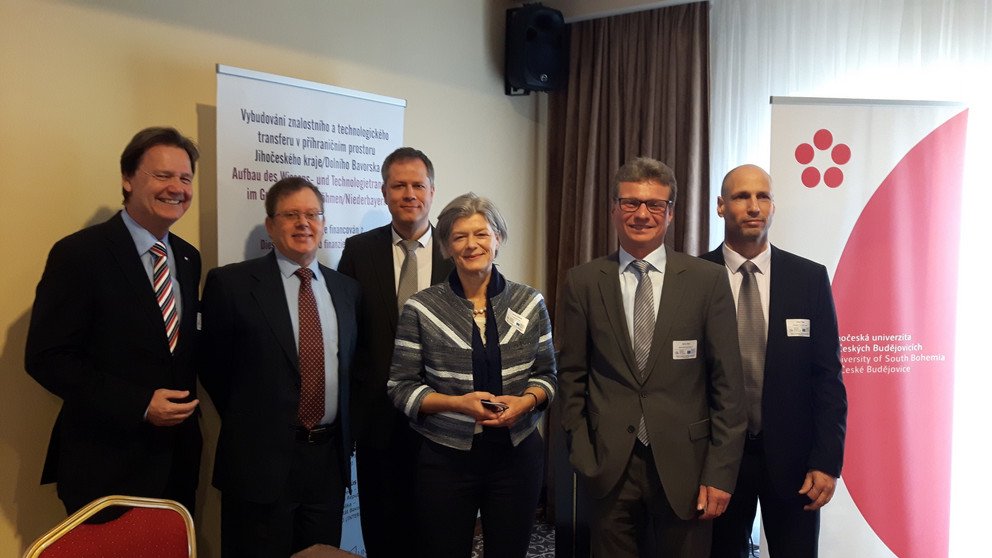 Walter Keilbart, Hauptgesch&auml;ftsf&uuml;hrer der IHK Niederbayern (v.l.); Daniel Meron, Botschafter von Israel in Tschechien; Doc. Tom&aacute;&scaron; Machula, Ph.D. Th.D., Rektor der S&uuml;db&ouml;hmischen Universit&auml;t Budweis; Universit&auml;tspr&auml;sidentin Prof. Dr. Carola Jungwirth; Wissenschaftsstaatssekret&auml;r Bernd Sibler sowie Gilad Peled, Direktor der Abteilung f&uuml;r Agrartechnologie und Wasserwirtschaft, Israeli Export und internationales Institut. Foto: Universit&auml;t Passau