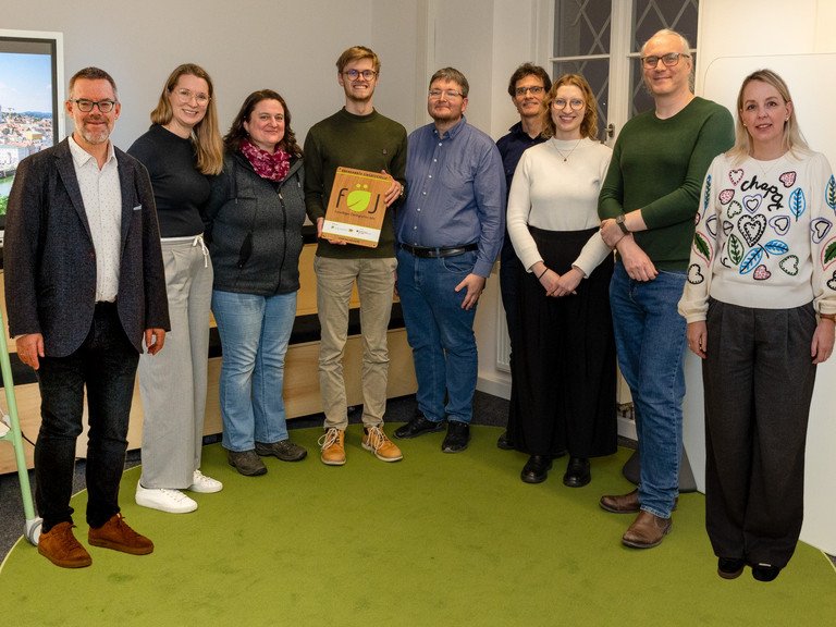 (v. l.) Prof. Dr. Werner Gamerith (Vizepräsident für Transfer und interne Vernetzung mit der Querschnittsaufgabe Nachhaltigkeit), Anneliese Fraser (ZLF-Geschäftsführerin), Florian Stelzer (FÖJ-Anleiter aus der ZLF-Abteilung BNE und BayZeN-Koordination), Dagmar Hopf (FÖJ-Referentin der EJB), Maximilian Dederer (FÖJ-Praktikant), Stefan Schröder (Geschäftsführer Nachhaltigkeits-Hub), Angie Schüppel (Klimaschutzmanagerin), Matthias Fuchs (ZLF-Geschäftsführer) und Michaela Würdinger-Gaidas (FÖJ-Anleitende aus der ZLF-Abteilung BNE), Foto: Alexander Fenzl / Universität Passau