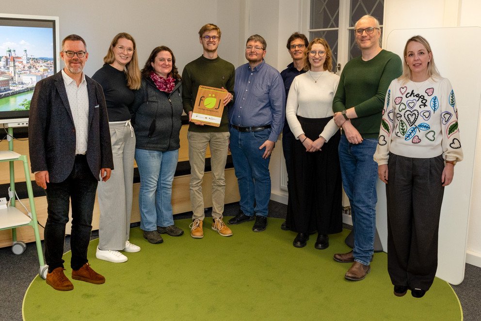 (v. l.) Prof. Dr. Werner Gamerith (Vizepräsident für Transfer und interne Vernetzung mit der Querschnittsaufgabe Nachhaltigkeit), Anneliese Fraser (ZLF-Geschäftsführerin), Florian Stelzer (FÖJ-Anleiter aus der ZLF-Abteilung BNE und BayZeN-Koordination), Dagmar Hopf (FÖJ-Referentin der EJB), Maximilian Dederer (FÖJ-Praktikant), Stefan Schröder (Geschäftsführer Nachhaltigkeits-Hub), Angie Schüppel (Klimaschutzmanagerin), Matthias Fuchs (ZLF-Geschäftsführer) und Michaela Würdinger-Gaidas (FÖJ-Anleitende aus der ZLF-Abteilung BNE), Foto: Alexander Fenzl / Universität Passau