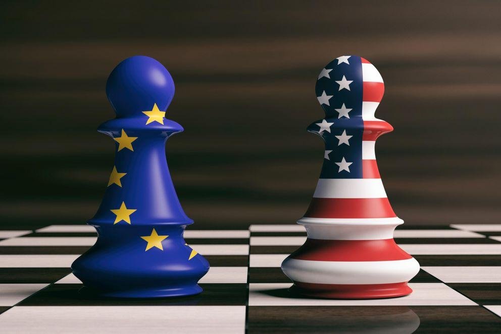Schachfiguren im Look der Europa- und USA-Flagge