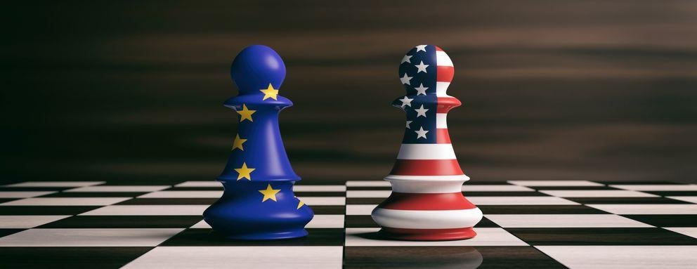 Schachfiguren im Look der Europa- und USA-Flagge