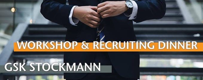 Mann im Business-Outfit knöpft seinen Anzug zu - Name des Career Events