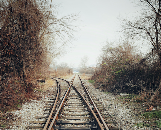 Eisenbahnschienen vor einer Weiche