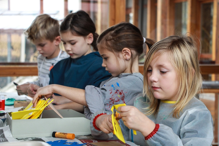 Kinder in der Druckwerkstatt beim Familientag 2018