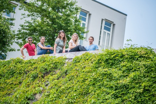 Studierende vor dem Gebäude der Wirtschaftswissenschaftlichen Fakultät der Universität Passau; Foto: Universität Passau