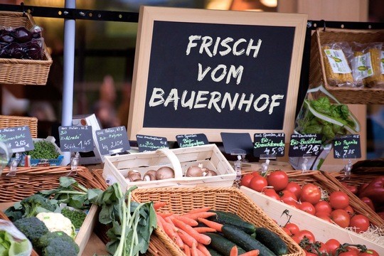 Gemüsestand mit Schild "Frisch vom Bauernhof", Foto: VRD, Adobe Stock