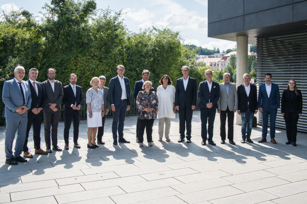 Gruppenbild: V.l.nr.: Ulrich Bartosch (Universität Passau), Alexander Fehr (Universität Bayern e.V.), Harald Kosch (Universität Passau), Kai Fischbach (Universität Bamberg), Merith Niehuss (Universität der Bundeswehr München), Johannes Wallacher (Hochschule für Philosophie München), Staatsminister Markus Blume, Joachim Hornegger (Friedrich-Alexander-Universität Erlangen-Nürnberg), Vorsitzende Universität Bayern e.V. Sabine Doering-Manteuffel (Universität Augsburg), Gabriele Gien (KU Eichstätt-Ingolstadt), Paul Pauli (Universität Würzburg, stv. Vorsitzender Stefan Leible (Universität Bayreuth), Udo Hebel (Universität Regensburg), Bernd Huber (Ludwig-Maximilians-Universität München), Thomas F. Hofmann (TU München), Michelle Fall (Universität Bayern e.V.).