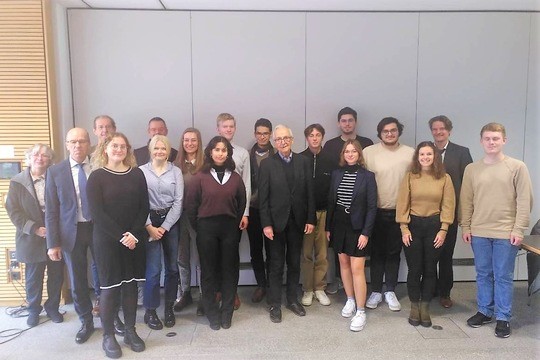 Studierende und Mitarbeiterinnen und Mitarbeiter der Universität Passau mit Prof. Dr. Dr. h. c. mult. Klaus Töpfer (Bildmitte). Foto: Universität Passau