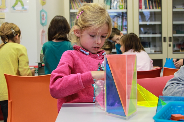 Im Workshop „Geometrie zum Anfassen“ können die Kinder beim Familientag der Universität Passau geometrischen Mustern und Strukturen spielerisch auf die Spur kommen. Foto: Universität Passau   