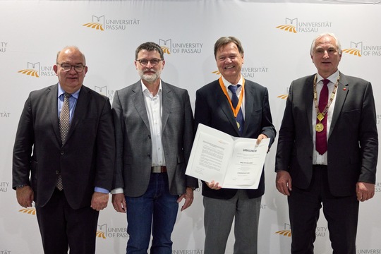 (v. l. n. r.) Der Vorsitzende des Universitätsrates Prof. Dr. Klaus Beckmann; der Vorsitzende des Senats Prof. Dr. Tomas Sauer, Walter Keilbart und Präsident Prof. Dr. Ulrich Bartosch, Foto: Universität Passau