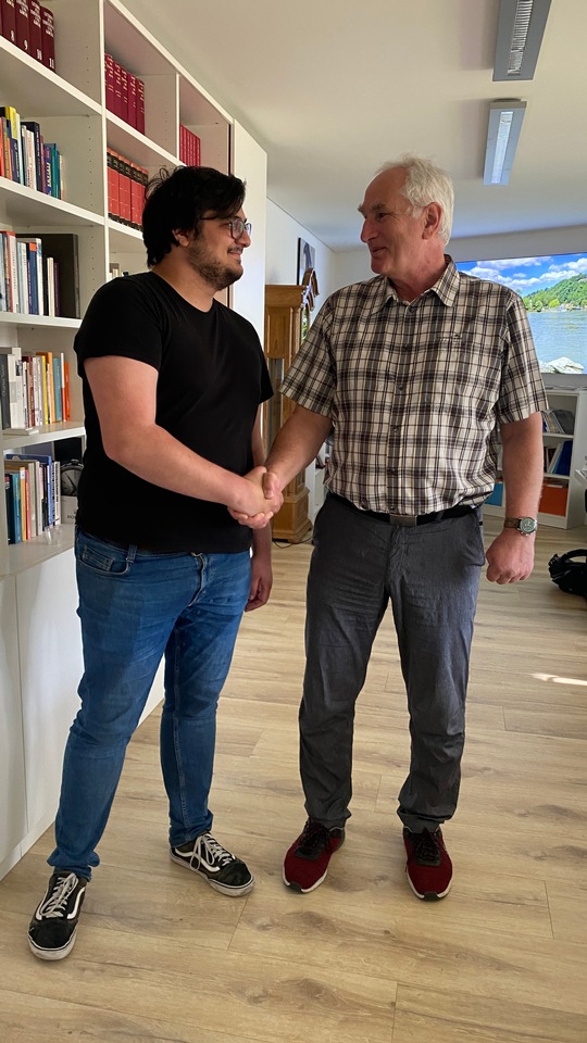 Juri Biswas (l. im Bild), GEW Hochschulgruppe Passau, nach dem Gespräch zu den Beschäftigungsverhältnissen von Studierenden mit Prof. Dr. Ulrich Bartosch, Präsident der Universität Passau, Foto: Universität Passau
