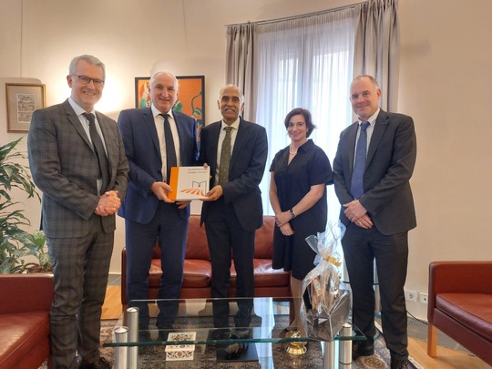 v.l. NGK-Vorsitzender Dr. Fritz Audebert, Präsident Prof. Dr. Ulrich Bartosch, Botschafter Harish Parvathaneni, Vizepräsidentin Prof. Dr. Bettina Noltenius und Dekan der Sozial- und Bildungswissenschaftlichen Fakultät, Prof. Dr. Maximilian Sailer. Foto: Botschaft der Republik Indien