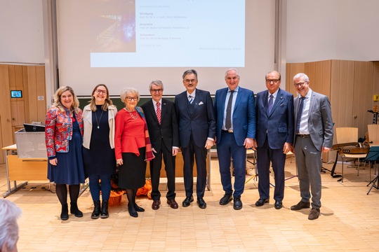 Der Jubilar inmitten seiner Familie und seiner Laudatoren: (v.l.) Töchter Christine Werl und Eva-Maria Klingl, Ehefrau Marie-Luise, Prof. Dr. Walter Schweitzer, Prof. Dr. Wolfgang A. Herrmann, Prof. Dr. Ulrich Bartosch, Prof. Dr. Horst Wildemann und Dr. Fritz Audebert. Foto: Universität Passau