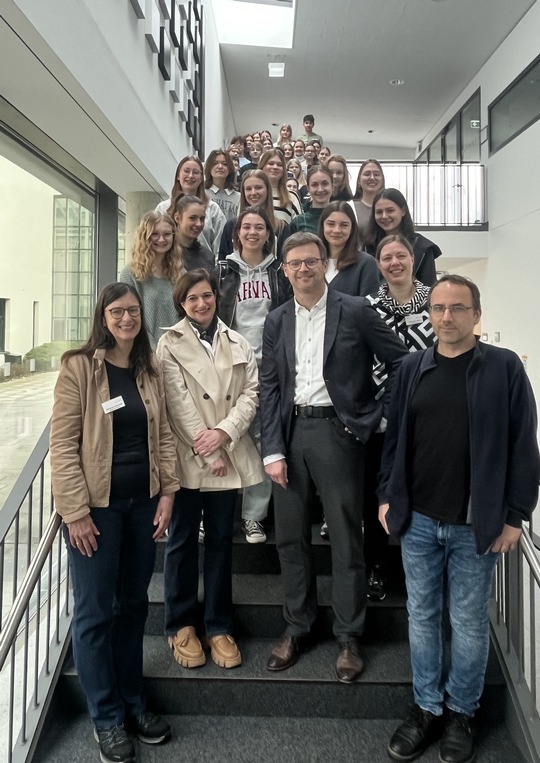 Die Schülerinnen und Schüler bei der Talentwerkstatt an der Uni Passau. Vorne (v.l.) Johanna Schmidt (Studienberatung), Prof. Dr. Bettina Noltenius (Vizepräsidentin für Studium, Lehre und Ethik), Andreas Zenker (Mitarbeiter des Ministerialbeauftragten für die Gymnasien in Niederbayern), Franziska Beck (Studienberatung) und Dr. Michael Weigl vom Lehrstuhl für Politikwissenschaft mit Schwerpunkt Vergleichende Regierungslehre; Foto: Universität Passau