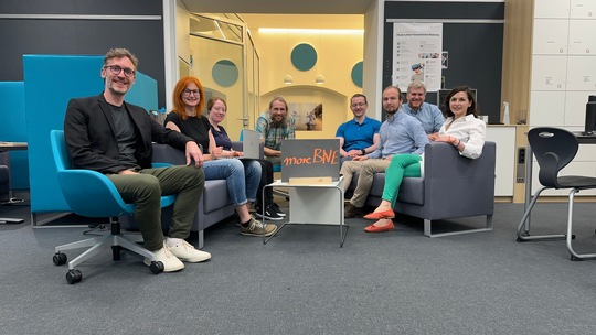 Der "moreBNE"-Kickoff mit dem Projektteam (Petra Mayrhofer, Anna Langkabel (2. und 3.v.l.), Johannes Jachmann, Alexander Fenzl (3. und 4.v.r.)) und der Projektleitung (Prof. Dr. Andreas Eberth (l.), Dr. Hannes Birnkammerer (2.v.r.), Dr. Sabrina Kufner (r.), Dr. Christian Müller (Mitte)) fand im Lehrerzimmer der Zukunft an der Universität Passau statt. Foto: ZLF/Universität Passau.