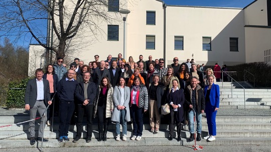 Das Projektkonsortium mit dem Projektteam von CENTOURIS um Dr. Stefan Mang (1.v.l.), Christina Haderer (1.v.r.) und Dr. Janine Maier (2.v.l.) während des Projekttreffens in Passau; Foto: CENTOURIS/Universität Passau