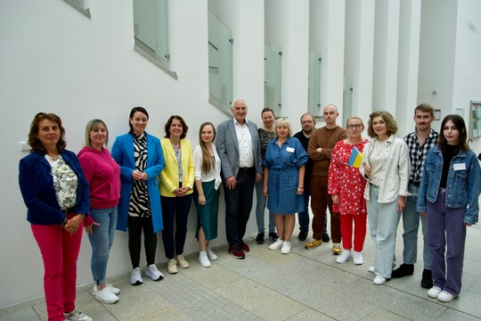 Pr&auml;sident Prof. Dr. Ulrich Bartosch (Mitte) mit dem Team der Universit&auml;t Passau (Stefanie Dallmeier, Florence Ertel, Thomas Falkner, Barbara Zacharias, Dr. Anna Komelina, Dr. Monica Ciulacu, Oleksandr Shcheblanin und Matvii Shevchenko; nicht auf dem Bild sind Luise Haack, Nazarii Horban und Dr. Hanna Sarmina) und des Donetsk Regional Center for Educational Quality Assessment (Iryna Dragalchuk, Olena Balashova, Svitlana Dugina und Maryna Rudakova); Foto: Universit&auml;t Passau