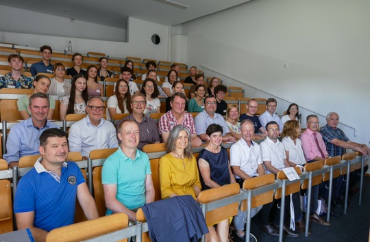 Die Teilnehmerinnen und Teilnehmer des „Unitag“-Programms im Sommersemester 2024 mit Schulleiterinnen und Schulleitern, dem Präsidenten der Universität Passau Prof. Dr. Ulrich Bartosch (1.v.r.), dem Ministerialbeauftragten für die Gymnasien in Niederbayern Peter Brendel (2.v.r.) und der Leiterin der Studienberatung Johanna Schmidt (3.v.r.). Foto: Universität Passau