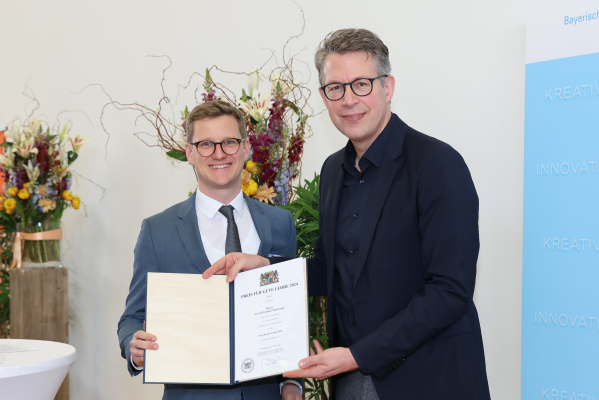 Wissenschaftsminister Markus Blume verleiht den „Preis für gute Lehre“ an Dr. Till Valentin Meickmann; Foto: StMWK/Rudi Merkl