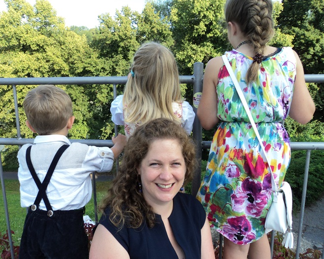 [Translate to Englisch:] Stefanie Zepf-Lederer mit ihren drei Kindern auf dem Campus