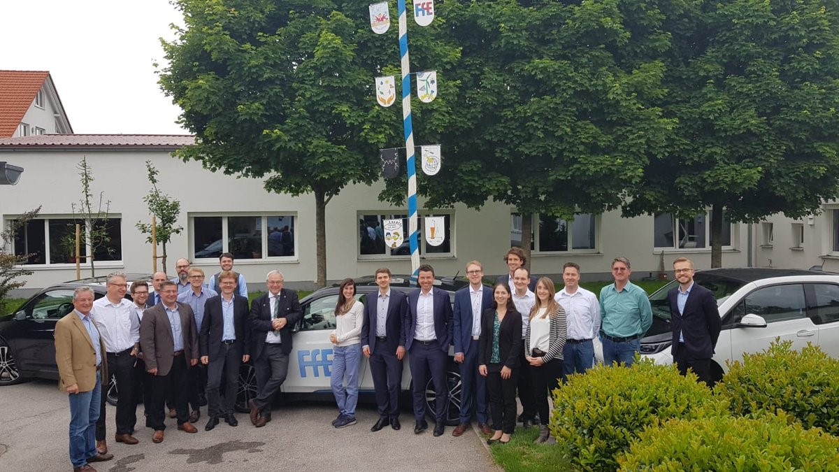 Foto: Die Projektpartner beim Use Case-Workshop bei der Forschungsstelle f&uuml;r Energiewirtschaft in M&uuml;nchen.
