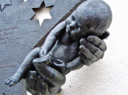 Ob als Baby oder als Erwachsene – viele Menschen haben den Verlust eines Kindes zu beklagen. Für die Sternenkinder, die gestorben sind, schuf die Bildhauerin Edeltraud Göpfert eine Skulptur, die man auf dem Vilshofener Friedhof findet. F.: Hirtler-Rie