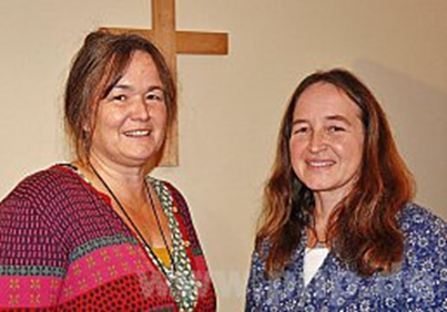 Ursula Bauer (l.) und Sabine Greineder organisieren die Gedenkfeier für verstorbene Kinder in der Pfarrkirche St. Johannes. F.: Hirtler-Rieger