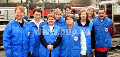 Das Mitarbeiter-Team der Bahnhofsmission am Bahnsteig. Sie haben täglich ein offenes Ohr für die kleinen und großen Sorgen der Besucher. (Foto: Caritas)