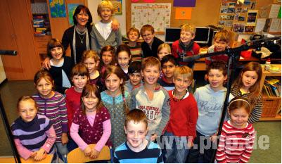 Lui und seine Freunde von der 2a haben eine CD besungen, mit deren Erlös SOS-Kinderdörfer unterstützt werden sollen. Über die tolle Idee des Siebenjährigen (vo.) freut sich auch Klassleiterin Birgit Hickl. (Foto: Bauer)