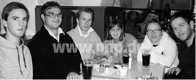 Ein Nachmittag unter „Buddies“: Oskar (von links), Florian, Sören, Nancy, Stefan und Christian beim ersten gemeinsamen Treffen mit den „Neuen“ in einem Passauer Café. (Foto: Schafmeister)