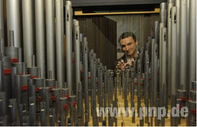 Mit dem Stimmeisen hat Alexander Britzl die Orgel in der Hartkirchner Pfarrkirche schon oft bearbeitet. Nach dem Abitur machte der 20-Jährige eine neue Erfahrung: Er half bei der Renovierung des Instruments und putzte die 1300 Orgelpfeifen. (Foto: Schleg