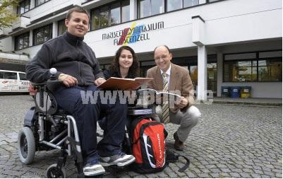 Die Schule ist für ihn mehr als Pflicht: Große Freude bereitet Andrei Chiriches (mit Schulleiter Oberstudiendirektor Dr. Roland Feucht) der Unterricht am Maristengymnasium. Im Alltag begleitet den Rollstuhlfahrer stets seine Schwester Gabriela (Mitte). 