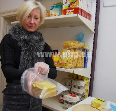 Portionieren: Damit die Butter für alle reicht, teilt Gabi Dorn sie in kleinere Stücke. (Foto: Straubinger)