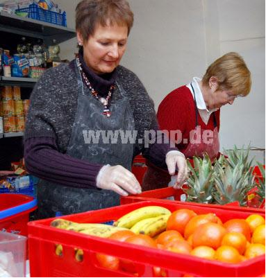 Aussortieren: Verdorbenes Obst räumen Christl Eichinger (l.) und Karin Heiland aus der Kiste.