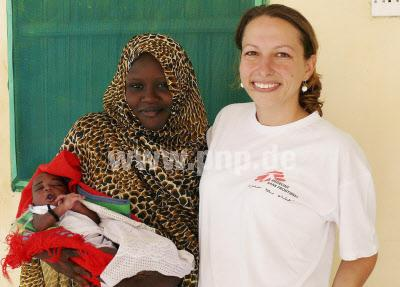 Mutterglück ? Ärzteglück: Tanja Dietz half dem Butzerl der 16-jährigen Fatma auf die Welt. „Sie war meine erste Kaiserschnitt-Patientin“, erinnert sich die Deggendorferin stolz. (Foto: privat)