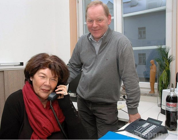 Die Leitung am Telefon, ein häufiges Bild bei der Telefonseelsorge (TS): Gabi Dölzer und Pater Ludger Werner vom Führungsteam der Einrichtung, die am Zwinger 1 ihren Sitz hat. Sie geben der TS ein Gesicht, die 80 ehrenamtlichen Mitarbeiter bleiben anon