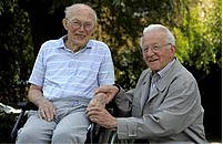 Unendlich dankbar für die Hilfe ist der 85-jährige Anton Jocham (l.). Pater Bernd Düthmann mähte kurzerhand dessen wuchernde Wiese, um die sich Jocham wegen Rückenproblemen nicht mehr kümmern konnte. Die beiden Männer sind schon lange befreundet. (