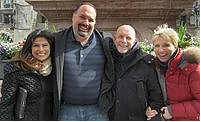 Das Glück in den Mienen: Udo Bassemir (2.von rechts) und sein Spender Juan C. Figueroa mit den Ehefrauen Christine (rechts) und Elizabeth (links) in München. (Foto: Kinast)
