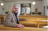 "Das ist mein Platz": Hier in Reihe sechs sitzt Karl-Heinz Fischböck in fast jedem Sonntagsgottesdienst in der Kirche in Enzersdorf. Kaum zehn Mal im Jahr, sagt er, fällt diese Stunde Kraft schöpfen für ihn aus
