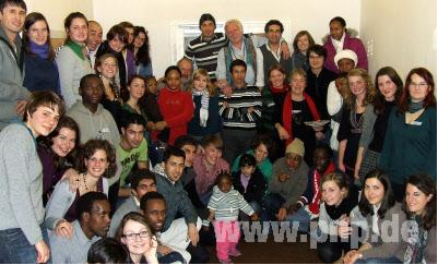 Großen Anklang fand das letzte Treffen des Asylcafés, bei dem Deutsche und Flüchtlinge miteinander feierten. (Foto: Wildfeuer)