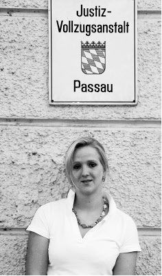 .Die Passauer JVA besucht Marie Fritsch (22) regelmäßig: Die Lehramtsstudentin singt im Gefängnis-Chor mit. (Foto: Erbach)