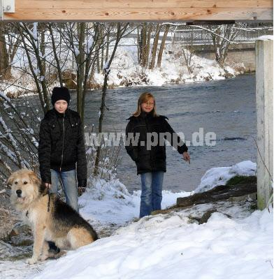 Nicole (9, r.) zeigt auf die Stelle unter dem Fußgängersteg, an der sie zusammen mit ihrer Schwester Sabrina (l.) und ihrem Hund „Bobby“ den hilflosen Mann gefunden haben. (Foto: Polizei)