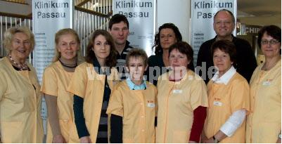 Sie brauchen Verstärkung: Die gelben Engel Ingeborg Klemm (v.l.), Annemarie Holzner, Andrea Handels, Einsatzleiterin Christa Kölbl, Maria Wimmer, Jutta Kreilinger und Franziska Hartl sind für Klinikum-Abteilungsleiter Michael Lueger, Wirtschaftsleiteri