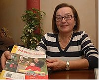 Katalin Harrer kümmert sich um die Angehörigen von Wachkoma-Patienten im Raum Burghausen. Stolz präsentiert sie eine Ausgabe des Magazins "Wachkoma und danach", das vom Verein für Schädel-Hirn-Patienten in Not herausgegeben wird. (Foto: Grebler)?