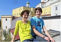 Ein Platz an der Sonne ist die Terrasse des Kirchlichen Jugendbüros in der Innbrückgasse: Johanna Haselböck und Simon Gölzhäuser absolvieren gerade ein Freiwilliges Soziales Jahr. (Foto: Zanner)