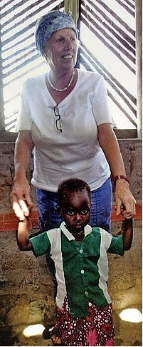 Helga Haubner mit einem afrikanischen Jungen in einer Hütte der Missionsstation Nariokotome. (Foto: privat)